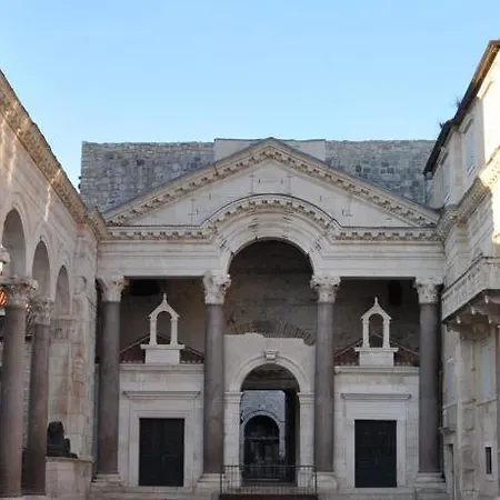 Paola With Free Private Parking Place Apartman